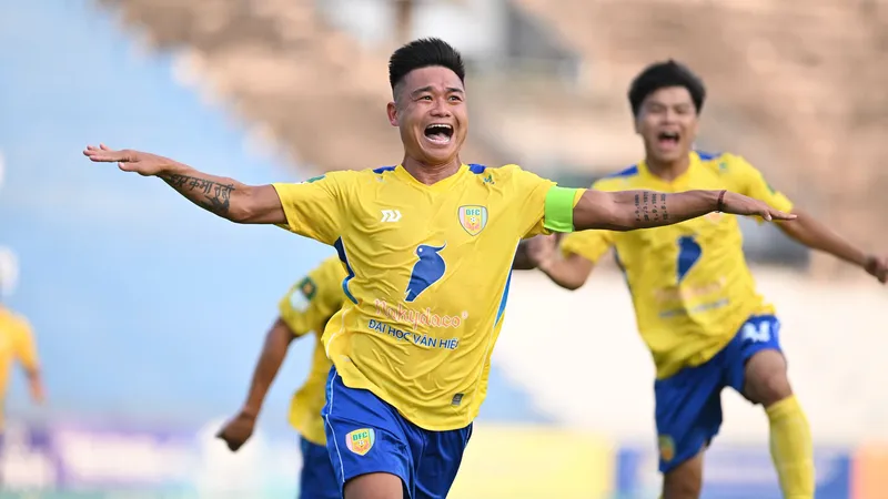 Niềm vui của đội trưởng Nguyễn Hữu Khôi khi ghi bàn cho Đồng Tháp. ẢNH: DŨNG PHƯƠNG 