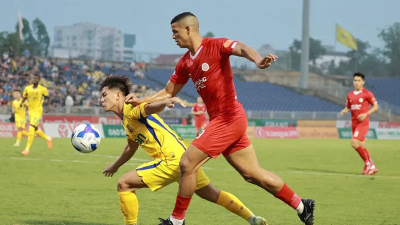 SLNA và Viettel FC cầm hòa nhau trên sân Vinh. ẢNH: TÂM HÀ 