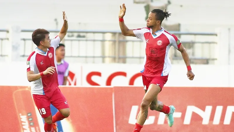 Cựu sao V-League Jermie Lynch tỏa sáng, nhưng vẫn không thể giúp CLB chủ quản TPHCM thoát thua. ẢNH: CAO TOÀN 