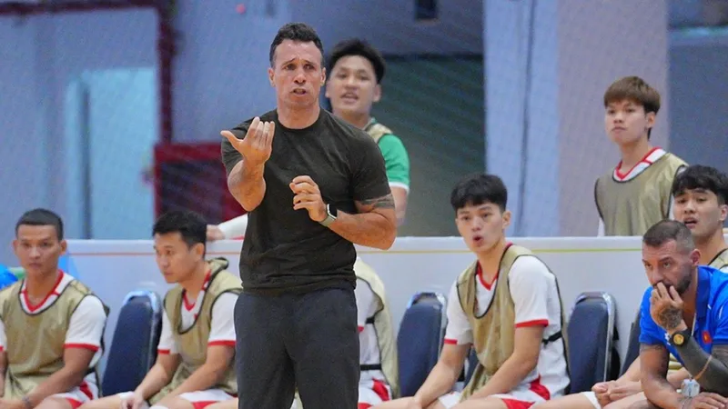 HLV Diego Giustozzi động viên các tuyển thủ Việt Nam nhanh chóng đứng dậy sau thất bại. ẢNH: FAT 