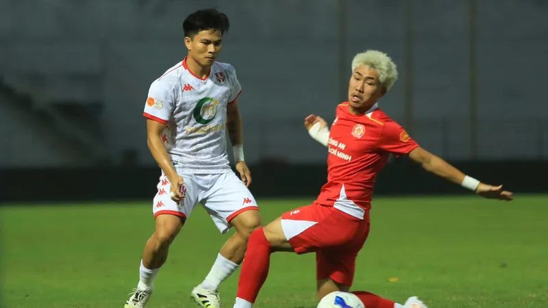 Khoa Ngô (áo đỏ) cùng các đồng đội tại Công an TPHCM đón nhận thất bại thứ 2 liên tiếp trên sân khách. ẢNH: DŨNG PHƯƠNG 