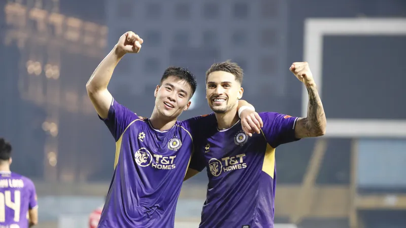 Đỗ Hoàng Hên ăn mừng bàn thắng cùng Đỗ Duy Mạnh. ẢNH: MINH HOÀNG 