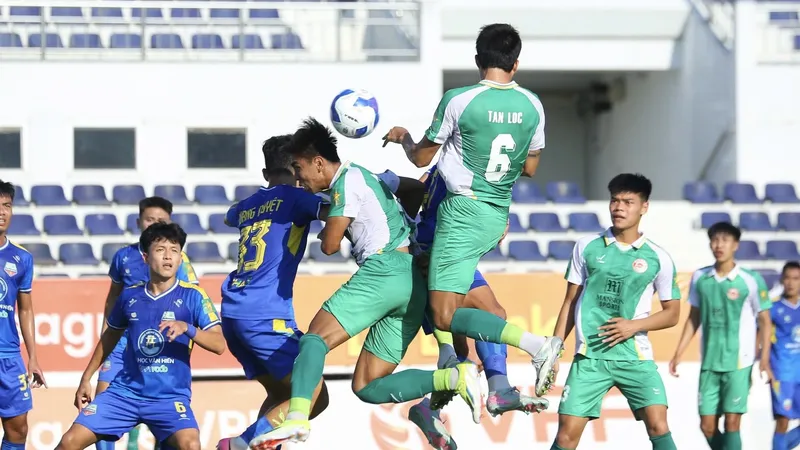 Đại học Văn Hiến cầm hoà CLB TPHCM ở trận derby thành phố. ẢNH: DŨNG PHƯƠNG