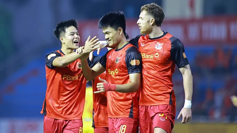 Trần Thành Trung (số 8) và Phạm Gia Hưng (số 18) là hai trong 3 cầu thủ ghi bàn cho Ninh Bình. ẢNH: QUỲNH MAI 