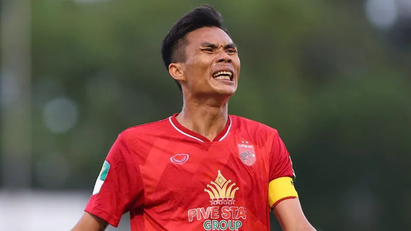 Vòng xoáy âu lo của bóng đá Long An