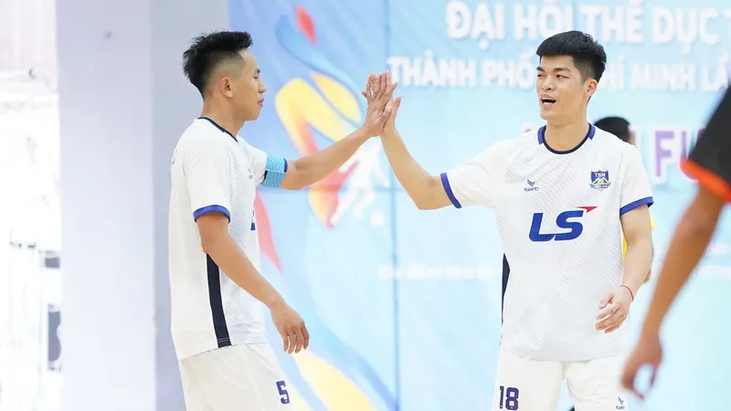 Đội trưởng Nguyễn Mạnh Dũng và Chu Văn Tiến ăn mừng bàn thắng. ẢNH: TÂM HÀ 