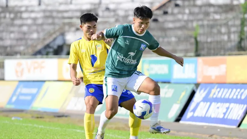 Khánh Hòa (áo xanh) có dấu hiệu hụt hơi trong cuộc đua giành suất thăng hạng V-League. ẢNH: DŨNG PHƯƠNG 