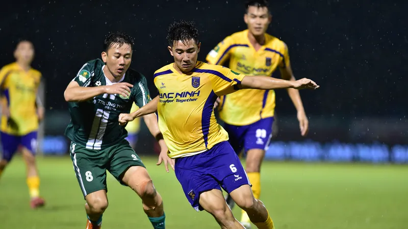 Bắc Ninh (áo vàng) và Đồng Nai (áo xanh) từng cầm hòa nhau 0-0 ở trận lượt đi. ẢNH: VPF