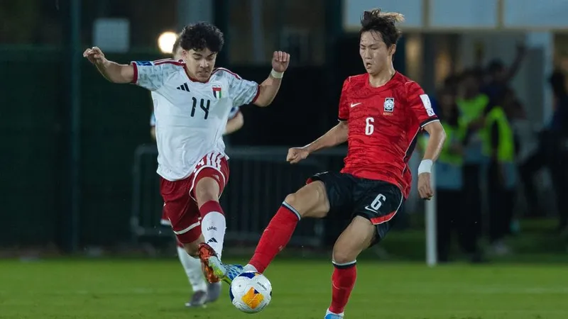 U17 Hàn Quốc (áo đỏ) chỉ có được kết quả hoà trước U17 UAE. ẢNH: AFC 