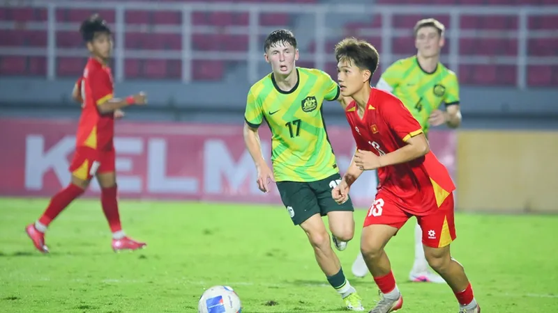 U17 Việt Nam (áo đỏ) tái đấu với U17 Australia ở tứ kết U17 châu Á 2026. ẢNH: NHẬT ĐOÀN 