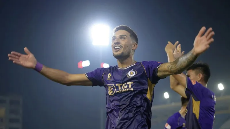 Tuyển thủ Việt Nam Đỗ Hoàng Hên toả sáng để đưa Hà Nội FC trở lại tốp 3 V-League 2025-2026. ẢNH: TÂM HÀ
