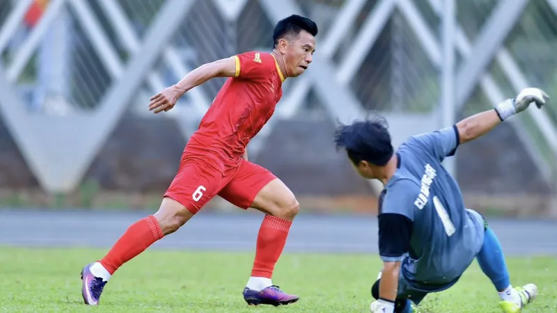 Cựu cầu thủ Đồng Tháp Trần Minh Lợi (áo đỏ) toả sáng để đưa phường Tân Phú vào bán kết bóng đá nam Đại hội TDTT TPHCM năm 2026. ẢNH: TÂM HÀ 
