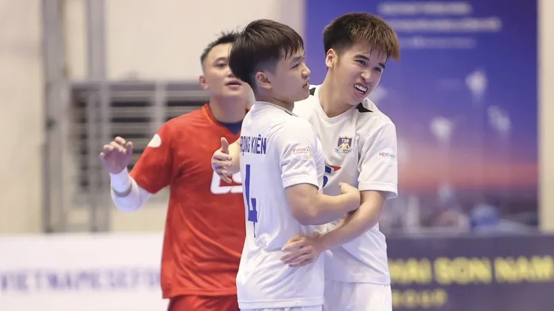 Niềm vui của các cầu thủ Thái Sơn Bắc. ẢNH: TÂM HÀ 