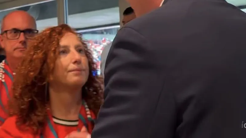 Cha mẹ của cố tiền đạo Diogo Jota nghẹn ngào khi gặp Chủ tịch FIFA Gianni Infantino