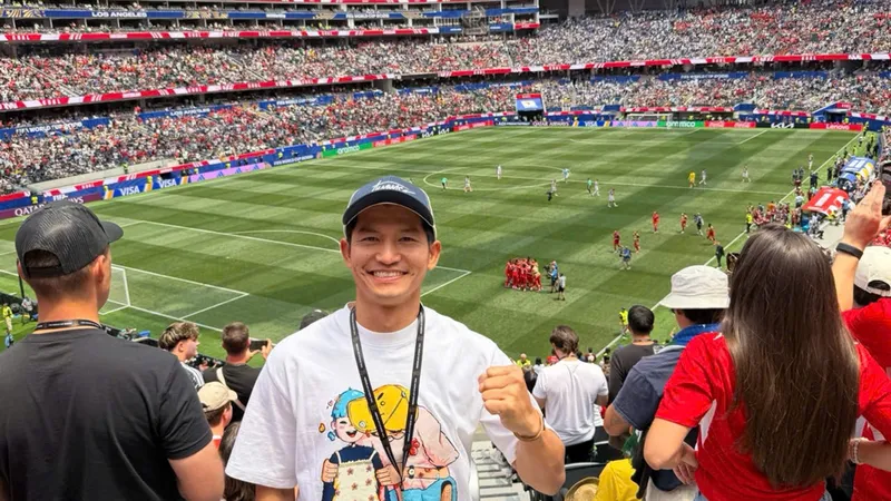 Kiều bào Nguyễn Anh Tuấn đi xem trận đấu giữa Thụy Sĩ và Bosnia & Herzegovina tại World Cup 2026. ẢNH: NVCC 