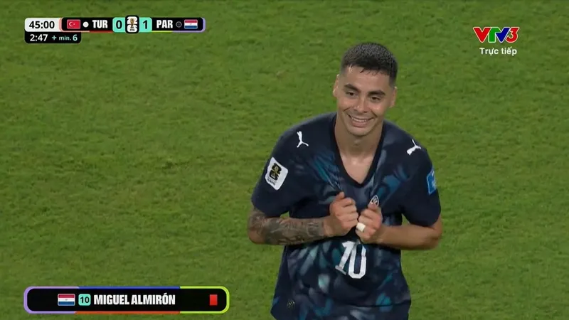 Tiền vệ Miguel Almiron của Paraguay nhận tấm thẻ đỏ lịch sử tại World Cup 2026. ẢNH: VTV 