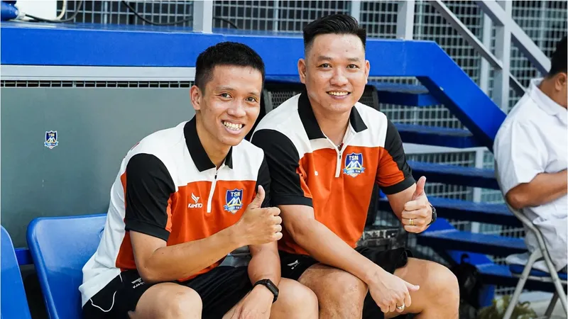 Niềm vui của bộ đôi HLV Trần Văn Vũ và trợ lý Phạm Đức Hòa. ẢNH: NGUYỄN QUANG 