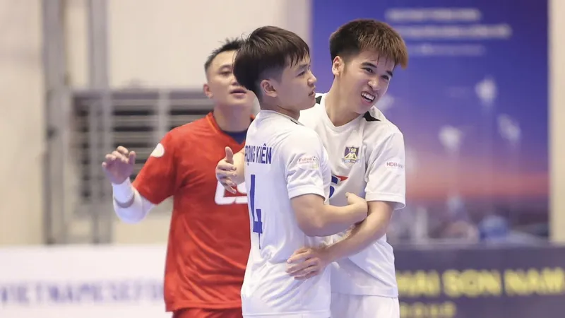 Các cầu thủ futsal Thái Sơn Bắc đã tìm lại niềm vui chiến thắng. ẢNH: TÂM HÀ 