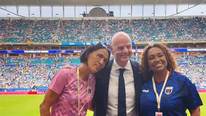 Chủ tịch FIFA Gianni Infantino chào đón mẹ của Vozinha. ẢNH: INFANTINO