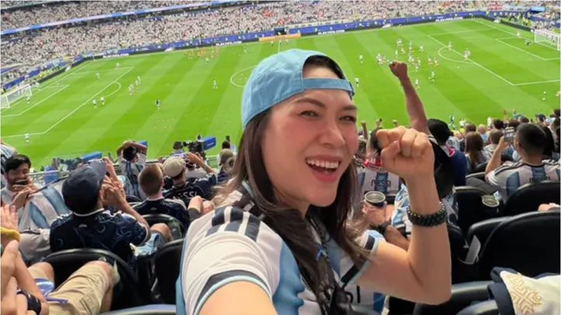 Ca sĩ Mỹ Tâm phấn khích chia sẻ hình ảnh lần đầu tiên xem Messi thi đấu ngoài đời. ẢNH: FBNV 