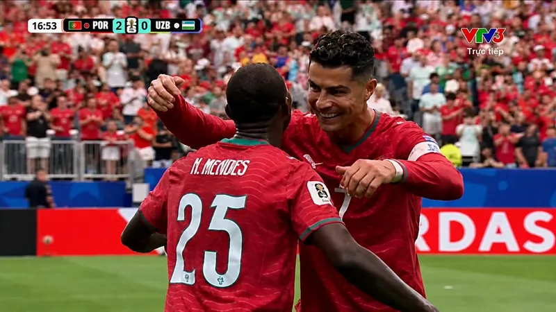 Ronaldo lập cú đúp sau 39 phút thi đấu với Uzbekistan. ẢNH: VTV 