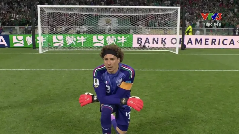 Ochoa không giấu được sự xúc động khi trở thành thủ môn đầu tiên tham dự 6 kỳ World Cup. ẢNH: VTV