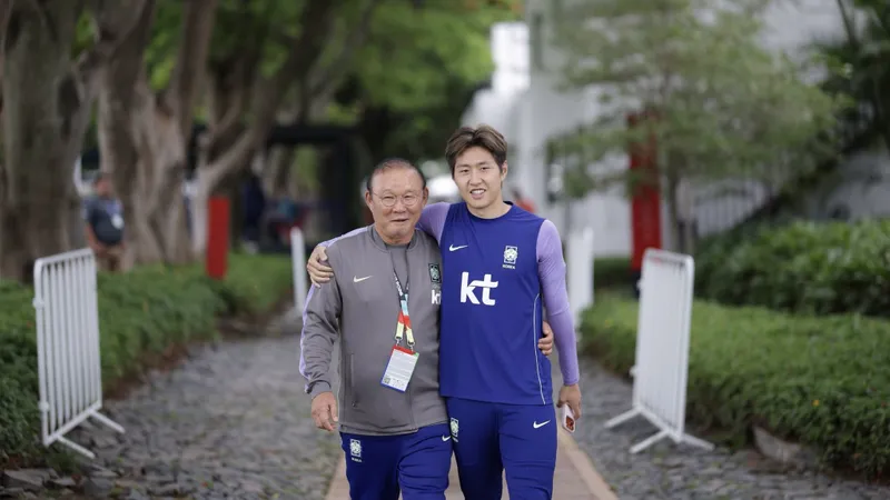 HLV Park Hang-seo cùng tiền vệ ngôi sao Lee Kang-in trước thềm World Cup 2026. ẢNH: FBNV 