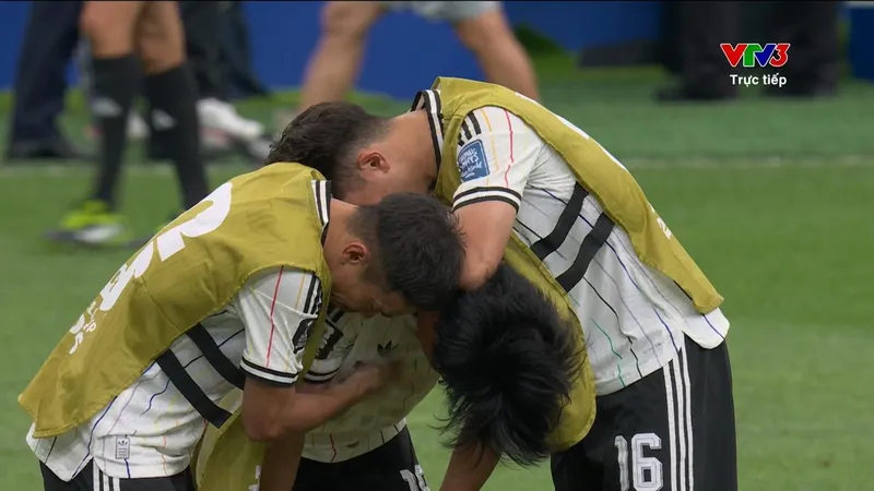 Các cầu thủ Nhật Bản thất vọng, bật khóc sau khi dừng bước tại vòng 1/16 World Cup 2026. ẢNH: VTV