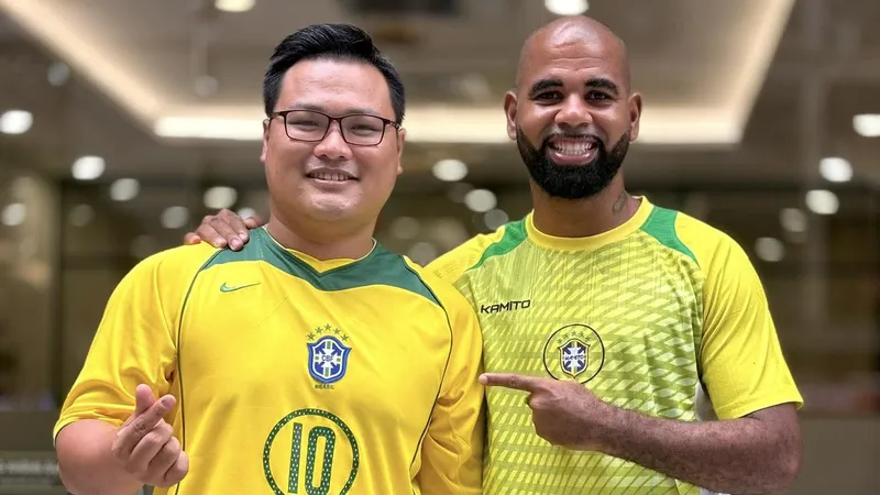 Cựu Vua phá lưới V-League Claudecir Junior (phải) cùng một người hâm mộ Việt Nam yêu mến Brazil. ẢNH: TÂM HÀ 