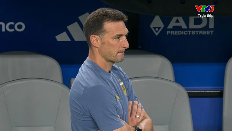 HLV Lionel Scaloni cùng các cầu thủ Argentina gặp nhiều khó khăn trước Cape Verde. ẢNH: VTV 