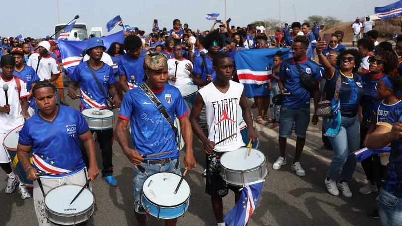Người dân quốc đảo Cape Verde đổ về sân bay đón các tuyển quốc gia về nước 