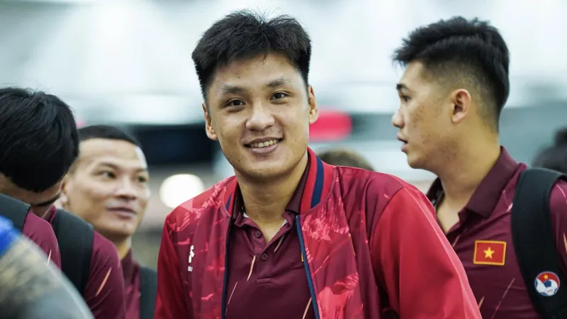 Thủ môn kỳ cựu Hồ Văn Ý rạng rỡ trước giờ lên đường sang Thái Lan. ẢNH: TÂM HÀ