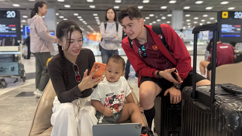 Khoảnh khắc sum vầy của gia đình thủ môn Đặng Văn Lâm. Ảnh: HỮU THÀNH