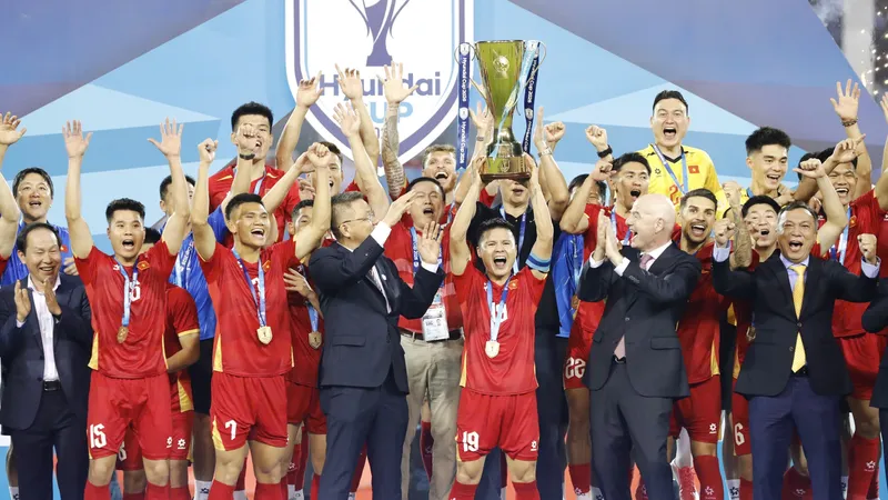 Chủ tịch FIFA trao cúp vô địch ASEAN Cup 2026 cho tuyển Việt Nam