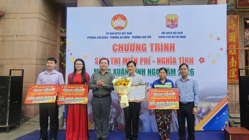 喜迎丙午新春 情义免费超市温暖民心