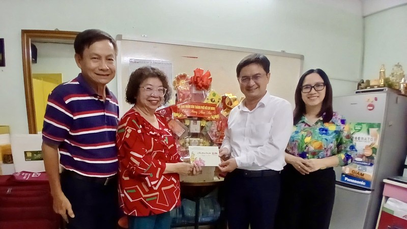 党中央委员会候补委员、市委常务处委员、市人委会副主席阮孟强探访了市各民族文学艺术协会常值副主席张四妹。