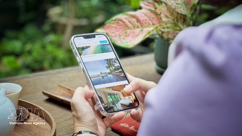 旅行者只需一部智能手机，即可搜索和预订各种旅行服务，开启他们的探索之旅。