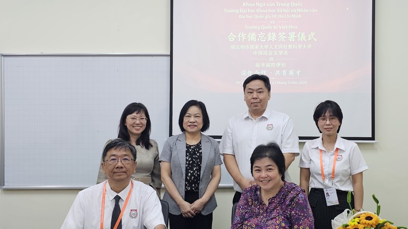 胡志明市国家大学人文与社会科学大学中国语言文学系与越华国际学校签约备忘录。