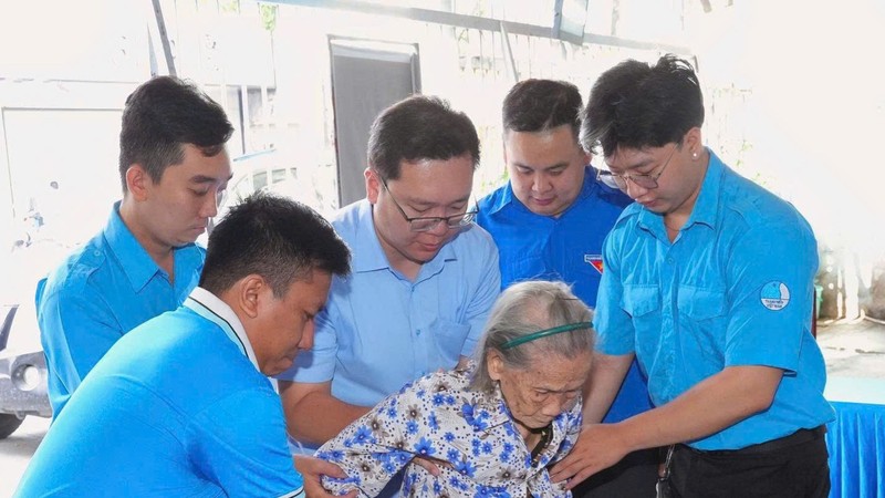 胡志明市堤岸坊为贫困居民健康筛查启动