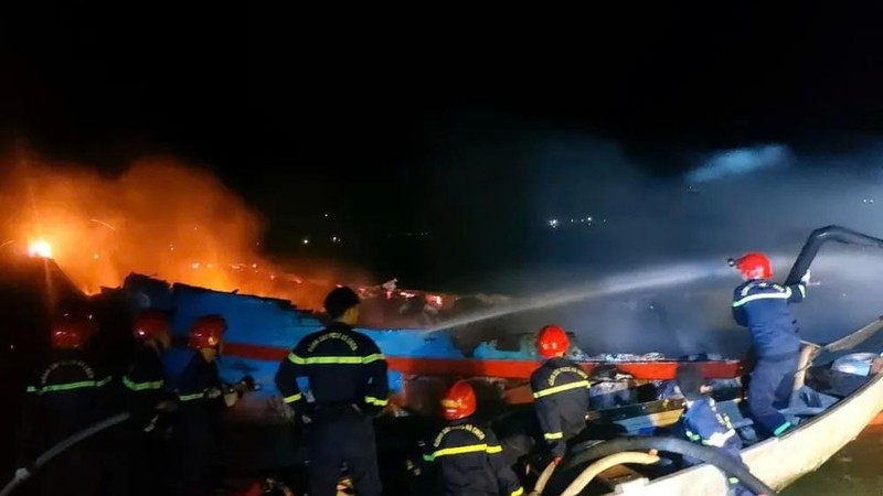 顺化夜间一艘渔船发生猛烈火灾