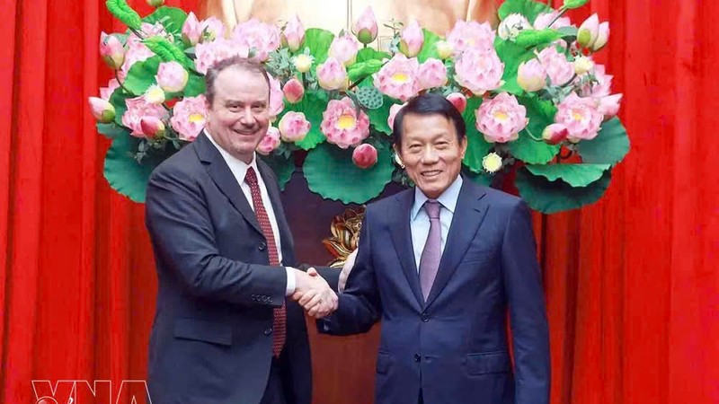 党中央政治局委员、公安部部长梁三光大将会见美国贸易代表办公室副代表里克·斯威策。