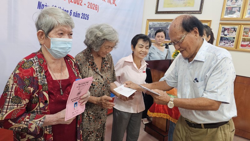 温陵会馆举行第25年辅助金发放仪式 向55位贫困长者送暖
