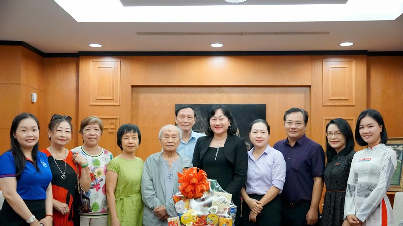 胡志明市书法分会祝贺《西贡解放报》