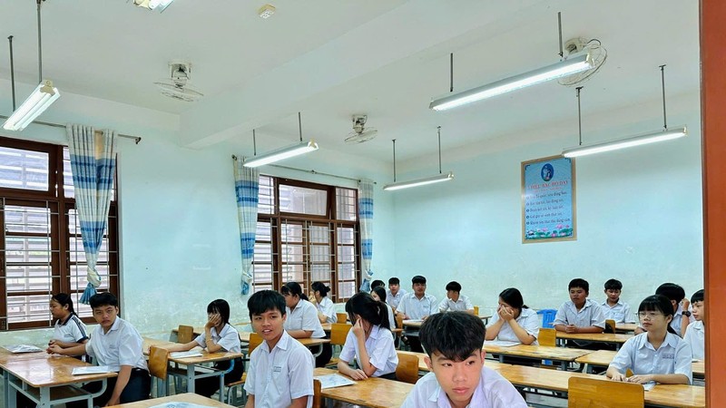  十年级录取分数线按学校类别呈现不同变化趋势