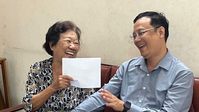 左关坊走访慰问革命有功者 传承饮水思源精神