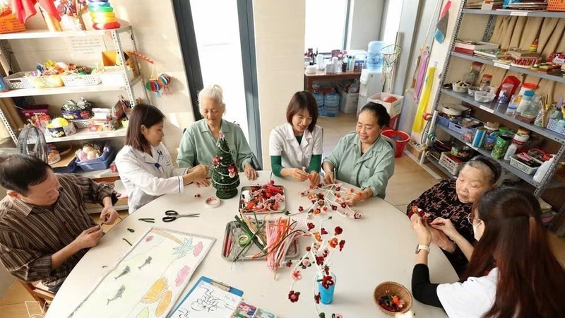 老年患者在中央老科医院理疗与康复科接受治疗。图自越通社