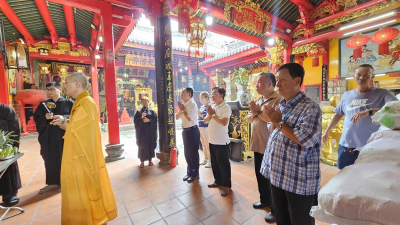 福建霞漳会馆盂兰普度法会 缅怀先人弘扬孝亲美德。图：心雨