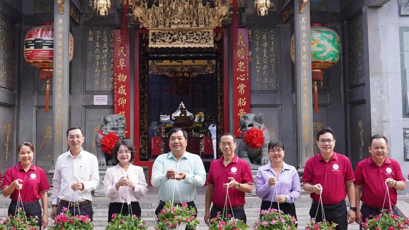 堤岸坊领导向义安会馆赠送各种绿色植物花篮。图：心雨