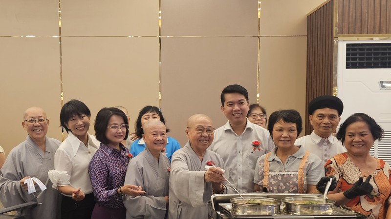 各华人单位积极响应堤岸坊素食慈善活动。图：心雨