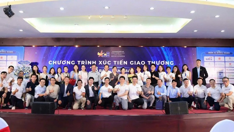 越南家族企业青商俱乐部青商與各代表合影。图：心雨